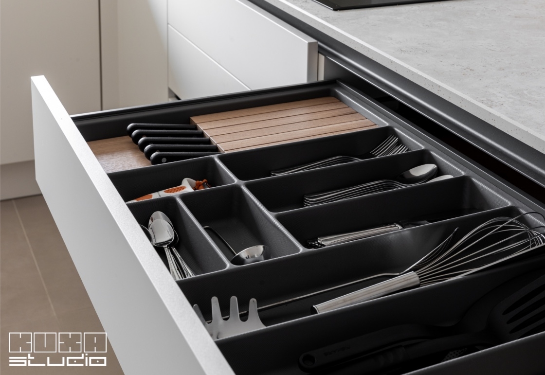 Sertar cu organizator pentru tacâmuri